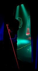 joueur avec le laser activié dans une arene de laserball by air battle games.